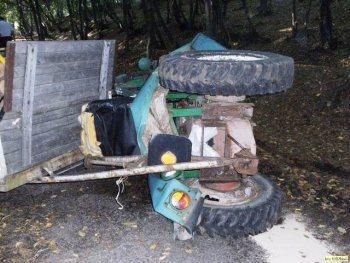 Mladík otočil traktor na bok, spolujezdec zraněn - zvětšit fotografii