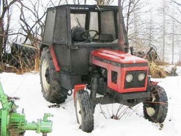Na Klatovsku shořel traktor, na Hodonínsku stoh a u Svitav přimáčkl traktor traktoristu - zvětšit fotografii
