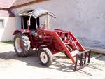 Traktor McCormik s čelním nakladačem
