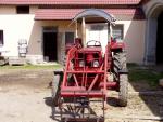 Traktor McCormik s čelním nakladačem