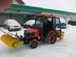 malotraktor Kubota s kartačem a rozprašovačem