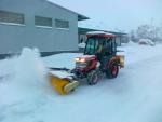 malotraktor Kubota s kartačem a rozprašovačem