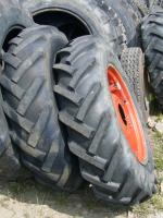 Prodám zadní kola z traktoru Zetor 3011 o rozměru 12,4/11-28. 