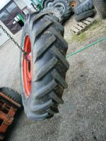 Prodám zadní kola z traktoru Zetor 3011 o rozměru 12,4/11-28. 