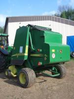 Svinovací lis John Deere 582 a vario komorou