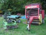 Lis New Holland, kleště a balička, vše na kulaté balíky
