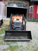 malotraktor Kubota L1-235 s čelním nakladačem